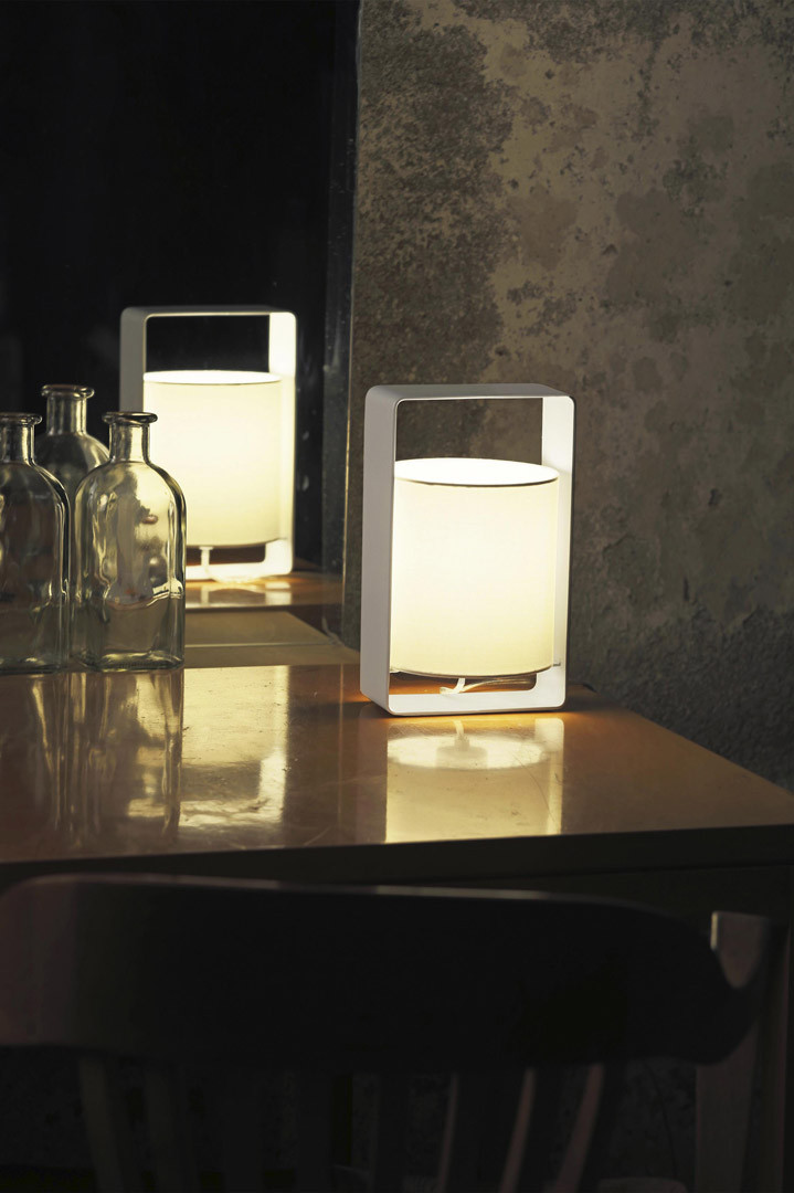 Lampe de table design en métal et tissu blanc Lea